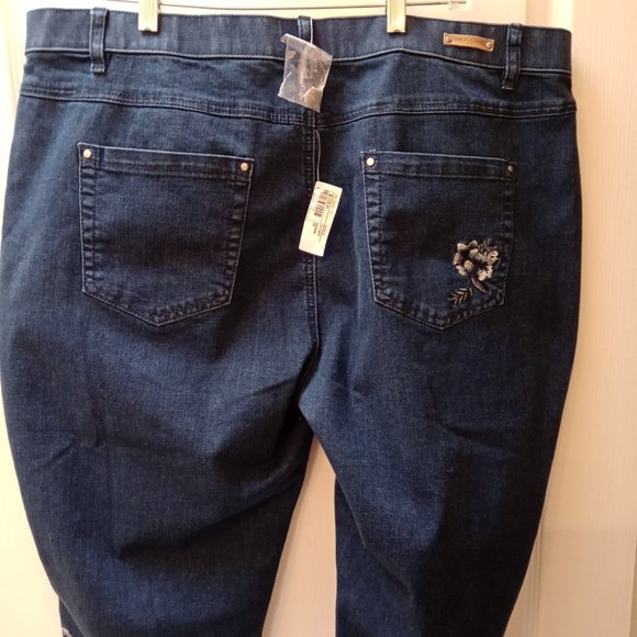 Simon Chang Aplique Capris - Picture 7 of 12